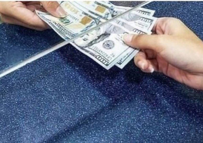 Këmbimi valutor/ Ja me sa po blihen dhe shiten dollari dhe euro