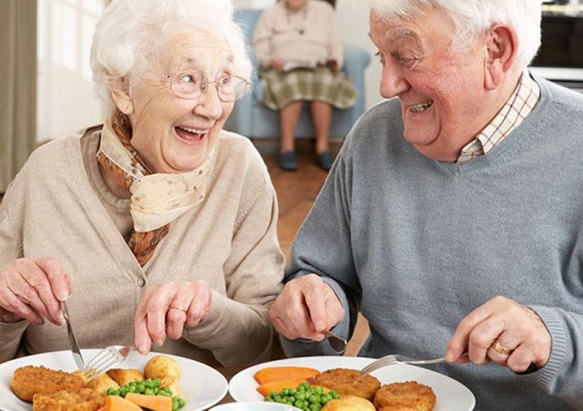 Dieta e shëndetshme e të ushqyerit për njerëzit mbi 60 vjeç