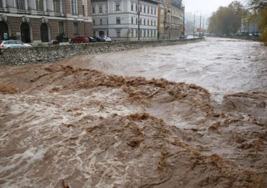 Moti i keq në Bosnjë Hercegovinë/ Rrëshqitje dherash e bllokim rrugës, situatë kritike në disa zona, evakuohen banorët