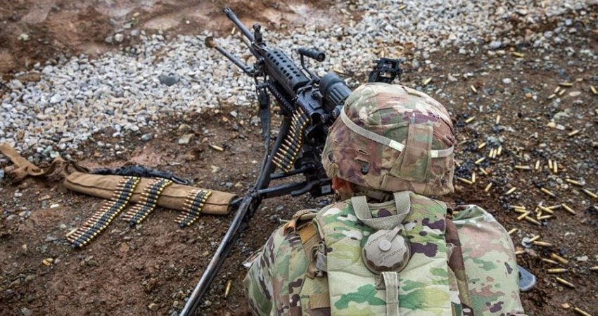 Ushtarët amerikanë të KFOR-it kryejnë stërvitje me armë të rënda në Gjakovë