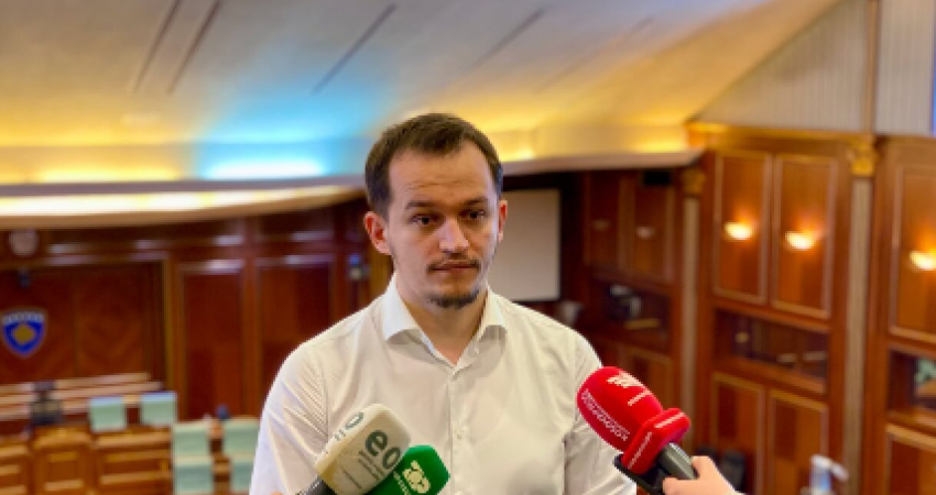 Cakolli: Kalimi në votim të fshehtë është përpjekje për të kontrabanduar vullnetin e deputetëve
