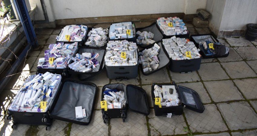 Kontrabandimi i barnave përmes aeroportit, pesë të arrestuar – në mesin e tyre edhe dy zyrtarë doganorë