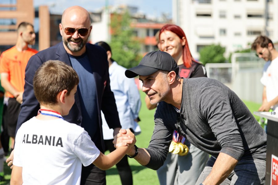 “Replay Cup”/ Sylvinho ‘dekoron’ fituesit e dyfishtë, feston shkolla ‘Bedri Llagami’
