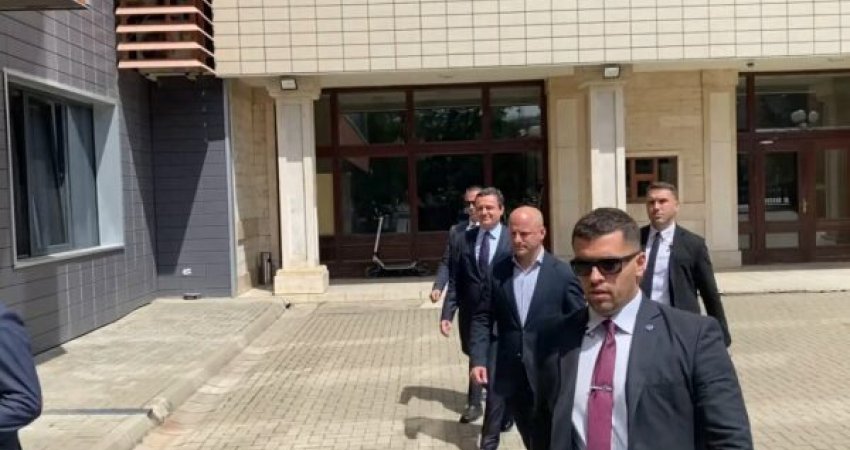Kurti s’e çelë gojën para gazetarëve, nuk flet për ofertën për koalicion që i bëri LDK-së