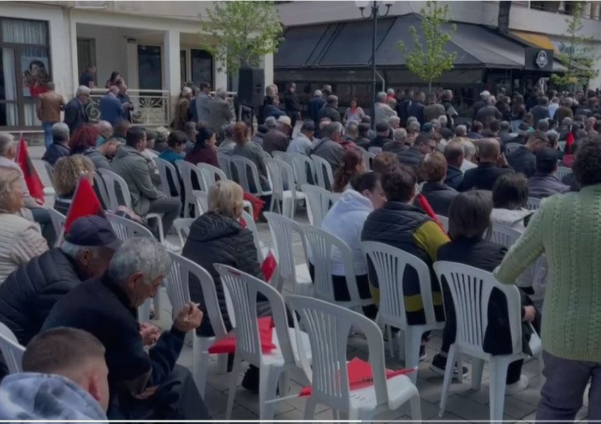Takimi i Edi Ramës në Devoll, dhjetëra karrige bosh, qytetarët e Bilishtit braktisin kryeministrin