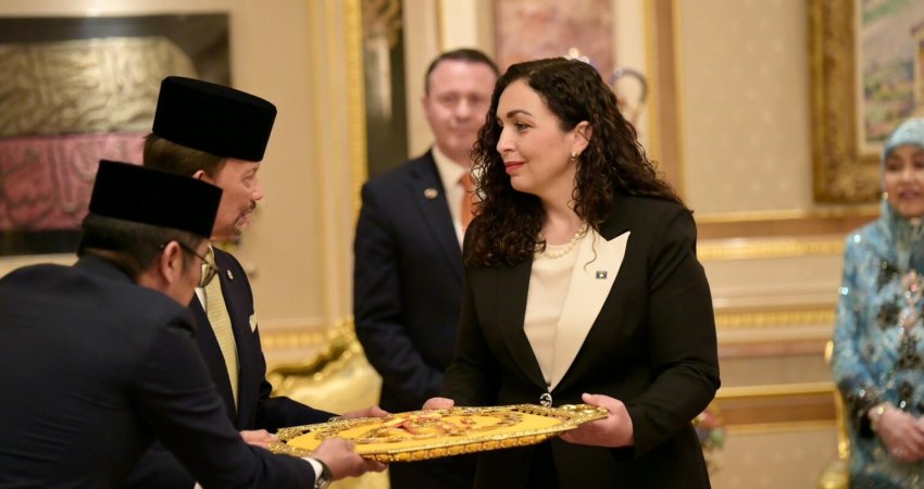 Sulltani i Bruneit i ndan Osmanit Urdhrin e Familjes Mbretërore “Laila Utama” dhe titullin e nderit “Datin Laila Utama”