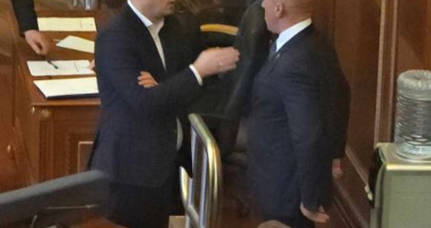 Abdixhiku dhe Haradinaj, mbajnë një konsultë “të shpejtë” para fillimit të seancës