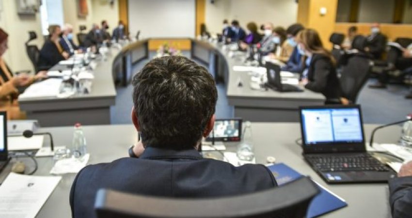 LDK sot dorëzon kallëzim penal ndaj Kurtit dhe ministrave që u bënë deputetë