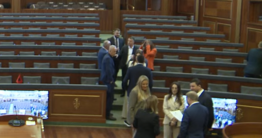 Hykmete Bajrami shihet me një dokument para fillimit të seancës, ua tregon deputetëve të PDK’së