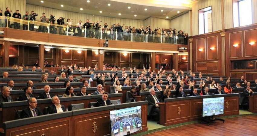 Seanca konstituive vazhdon të dielën në 10:00