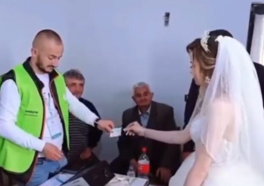 Me vello në kokë, nusja në Elbasan voton në ditën e saj të dasmës