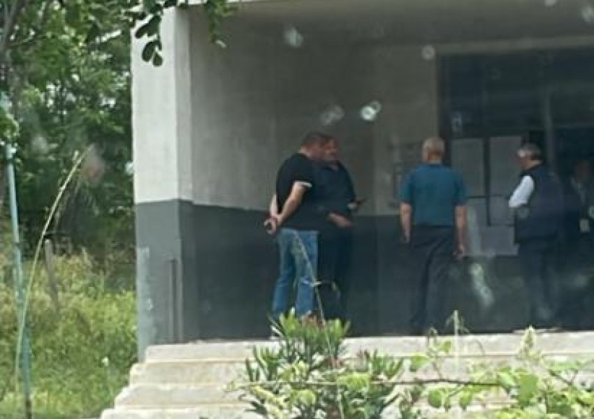 Intimidimi i votuesve/ Vëllai i kandidates së PS në Belsh nuk shkulet nga qendra e votimit