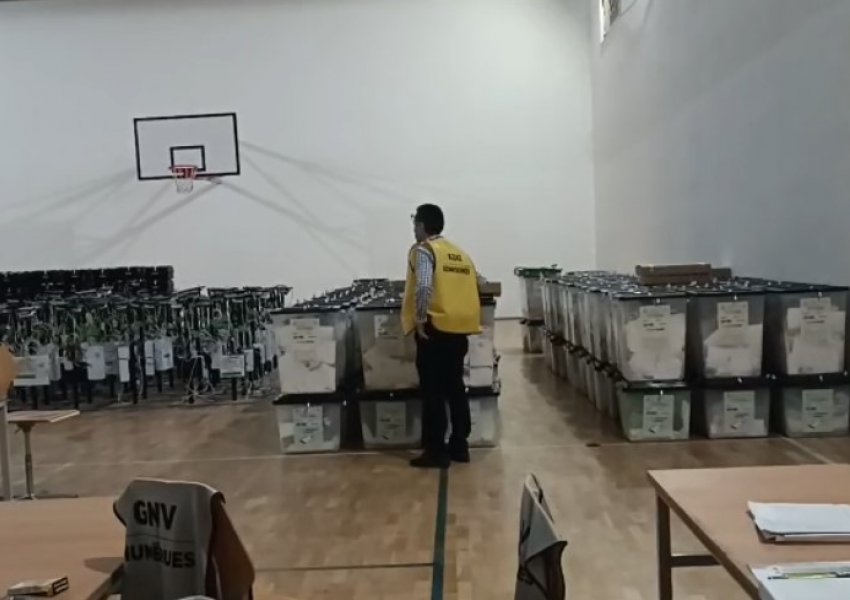 Një kuti me vota klasifikohet e pavlefshme në Kamëz, fletët nuk ishin sipas procedurës 
