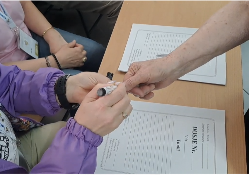 Shqiptarët votojnë, pjesëmarrja në rang vendi deri në orën 08:00 është gati 2%