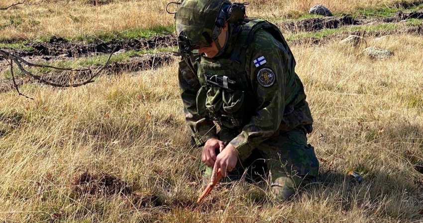 Qytetari has në një mjet të dyshimtë në Ferizaj, KFOR-i dhe FSK e tërheqin nga vendi i ngjarjes
