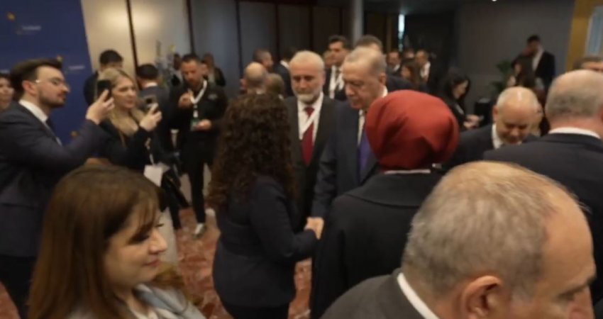Osmani shtrëngon duart me Erdoganin
