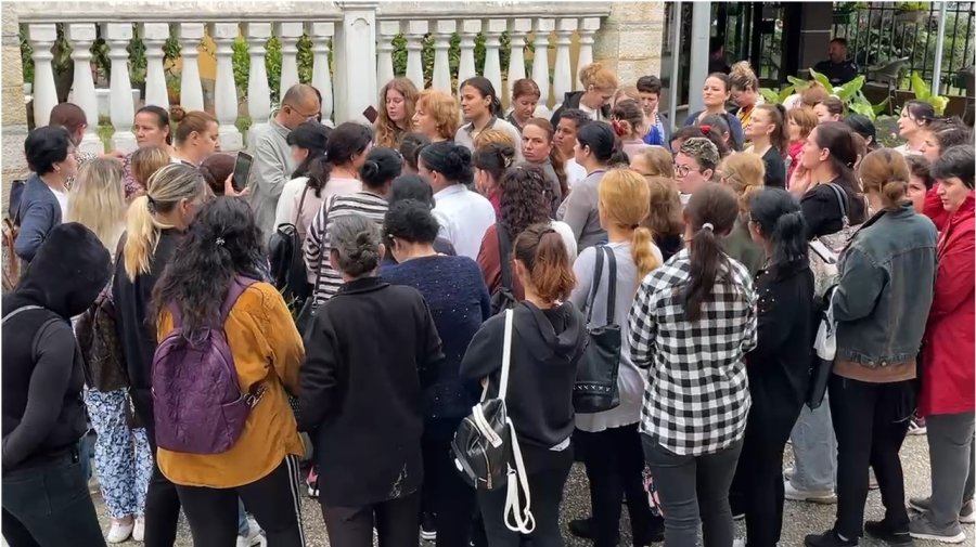 Fer/ Punëtoret e një fasonerie në protestë: Duam të drejtat tona, pronari italian na kërcënon me largim