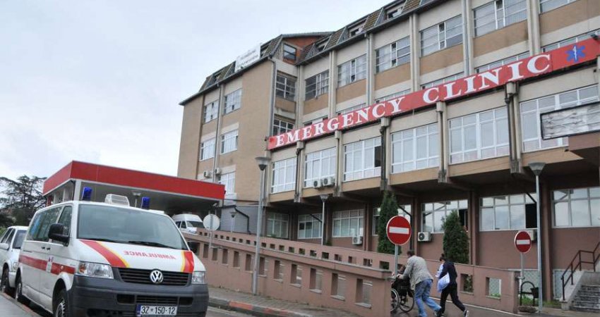 Flasin nga QKUK: Njëri nga të lënduarit nga aksidenti në Prizren në gjendje të rëndë – mjekimin e vazhdon në Intensivë