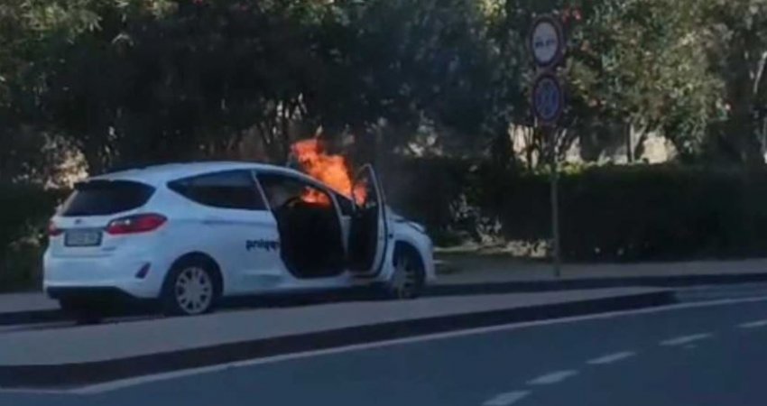 Përfshihet nga zjarri një veturë në Durrës