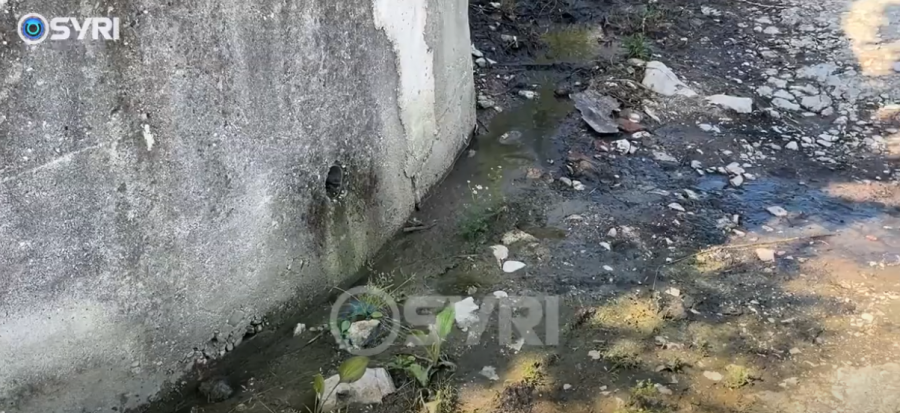 SYRI TV/ Ujërat e zeza kryqëzohen me ujin e pijshëm në fshatin Patos, banorët: Uji i pijshëm është i ndotur