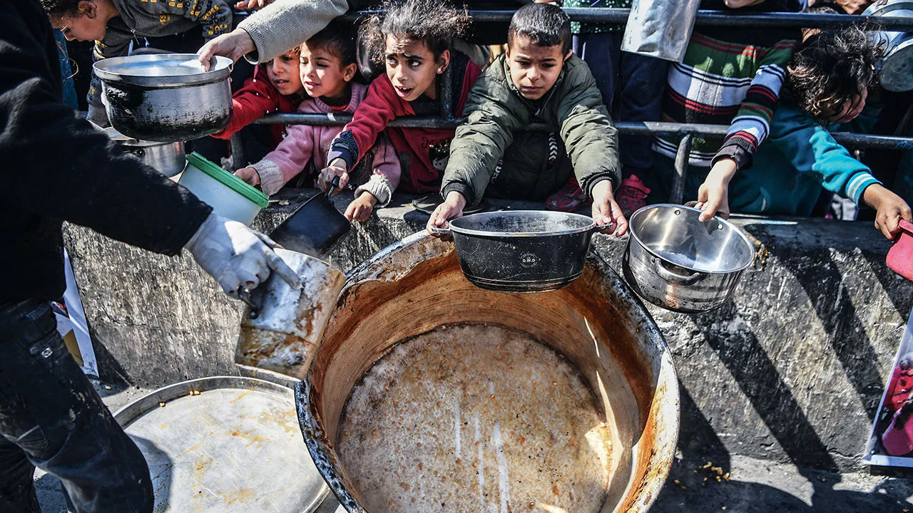 Situatë alarmante në Gaza/ Dhjetëra të vdekur, uria nuk kursen foshnjat dhe të moshuarit