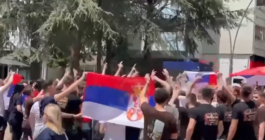 Sveçla: Maturantët në veri bënë thirrje shoviniste dhe ngritën tre gishtat