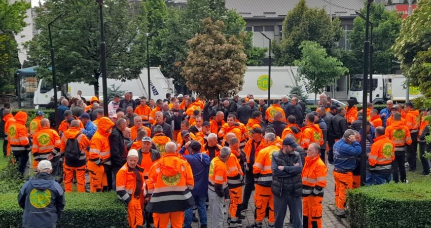 Punëtorët e Pastrimit vazhdojnë grevën edhe të shtunën, ushqehen nën tendën e vendosur përballë Komunës