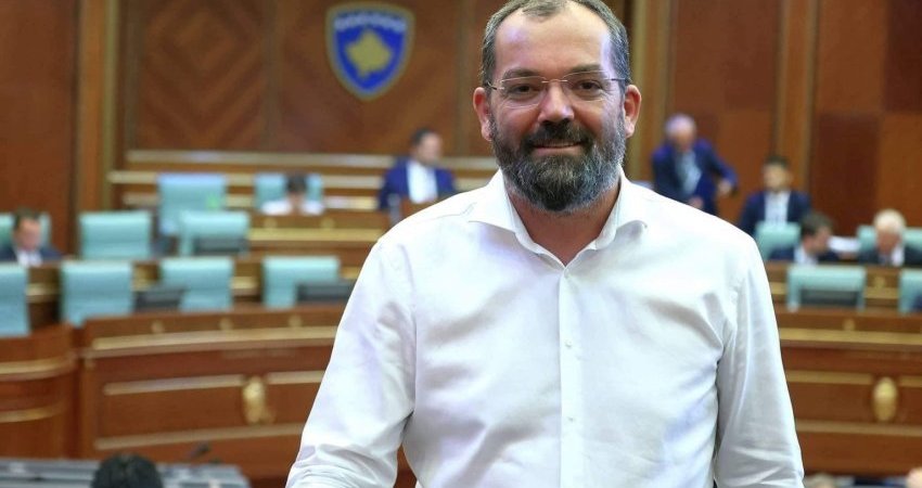 Lirohet ish-deputeti Gramos Agusholli që u ndalua nga Serbia në Merdare