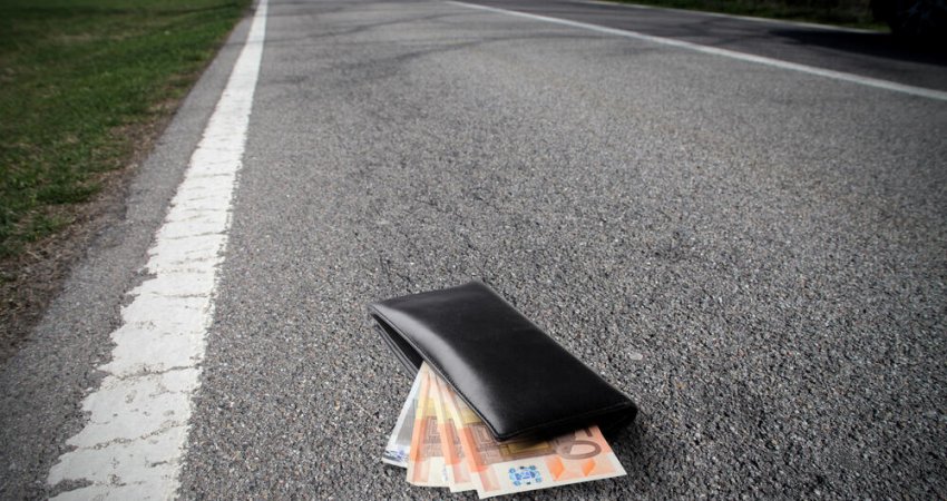 Qytetari dorëzon para të gjetura në Shupkovc, Policia kërkon pronarin të lajmërohet