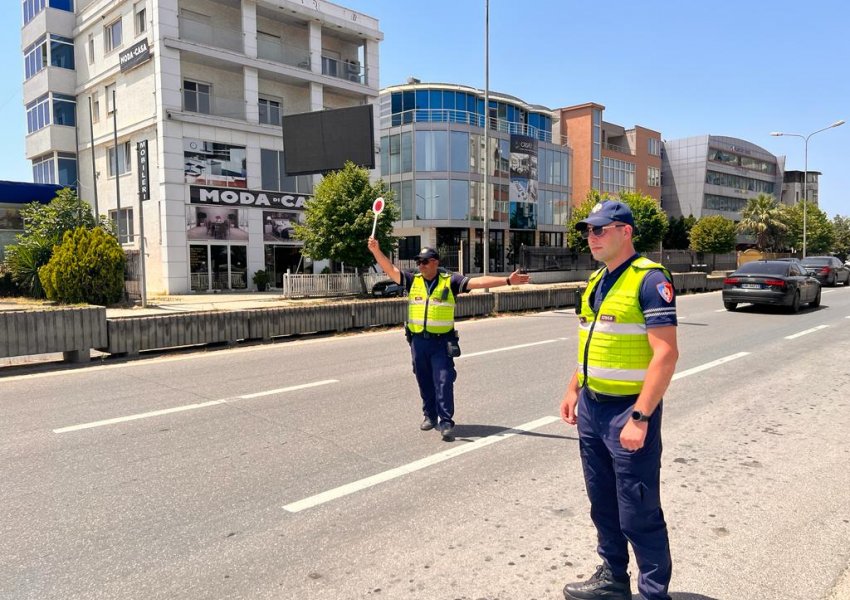 Me celular në timon/ Procedohet shoferi nga Kosova në Durrës, tentoi të korruptonte policin 