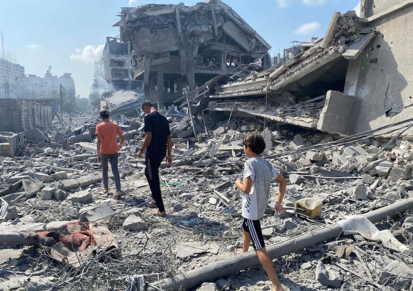 Mbi 300 shkrimtarë dënojnë gjenocidin në Gaza