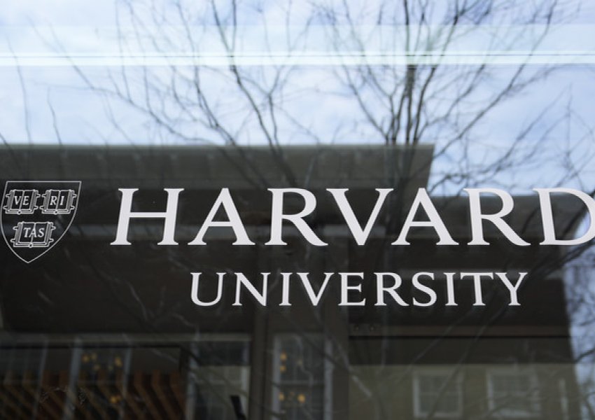 Trump pezullon vizat studentore, shqyrton kontrollin e mediave sociale