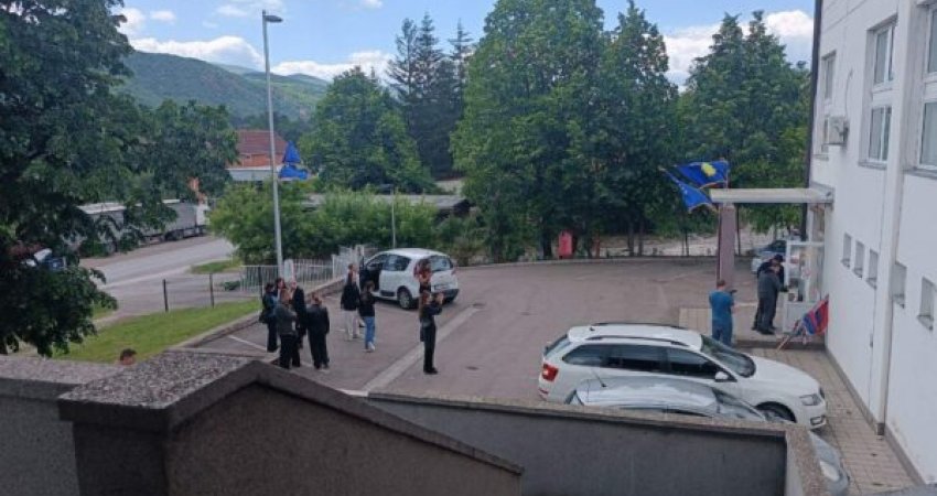 Komuna e Leposaviqit e merr nën administrim sallën e sporteve, hiqen flamujt e Serbisë, vihen të Kosovës