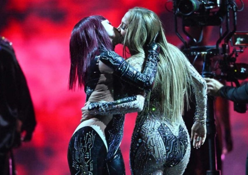 Puthje me vajzë, Jennifer Lopez ‘trazon’ rrjetin!