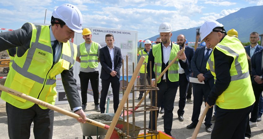 Kurti e Muhaxheri vënë gurthemelin për banimin e përballueshëm dhe social në Pejë, do të ndërtohen 135 banesa