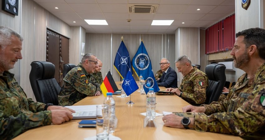 Komandanti i KFOR-it me shefin e Mbrojtjes së Gjermanisë flasin për sigurinë në Kosovë