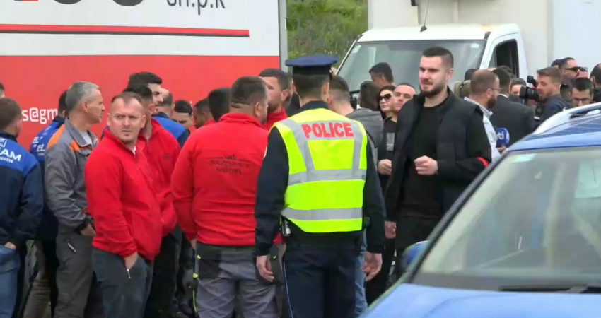 Bllokohen hyrjet e Prishtinës, kamionë, qytetarë e policë të shumtë
