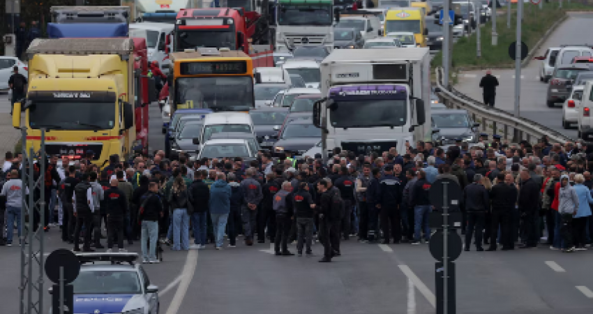 Protesta e bizneseve, Reuters shkruan: Kurti s’ka dhënë asnjë shenjë të tërheqjes