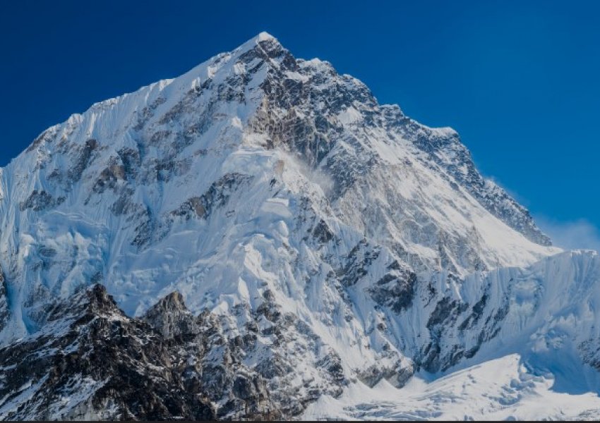 Nepali premton mbrojtje për malin Everest mes rritjes së rrezikut nga mbipopullimi dhe ndryshimet klimatike