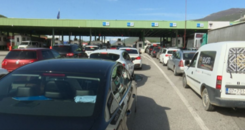 Mijëra kosovarë ia mësyjnë Shqipërisë për vikend, pika kufitare në Morinë punon me 8 sportele