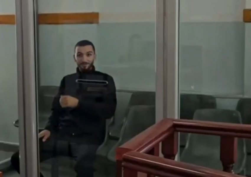 E goditi me dru në kokë dhe më pas me thikë në zemër, del i buzëqeshur para Gjykatës 25-vjeçari që vrau babain
