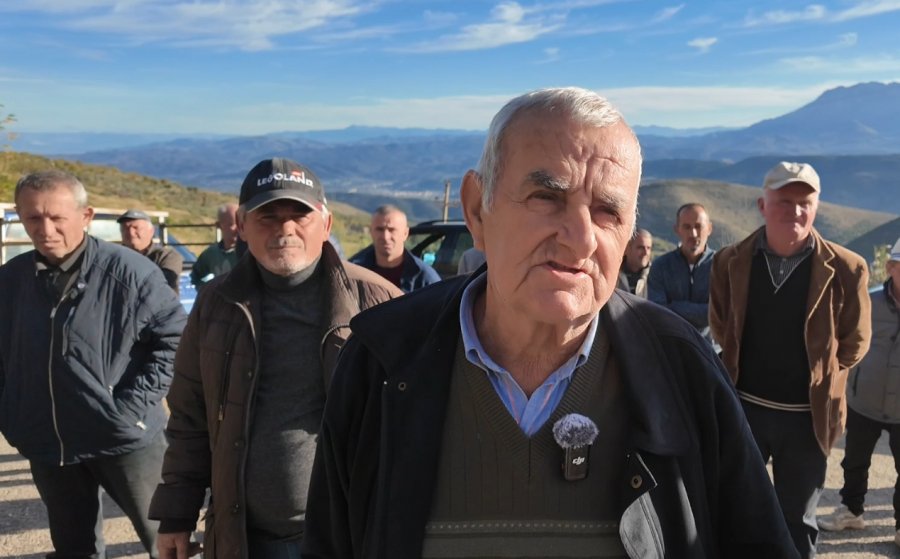 Berat/ Banorët e Mbolanit protestojnë për herë të dytë: S'duam luks, duam rrugë e ujë