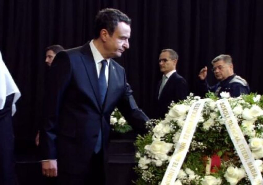 Albin Kurti bën homazhe për Fatos Nanon në Tiranë, me të edhe Albulena Haxhiu