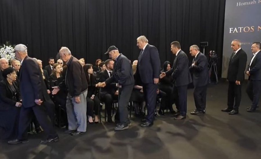 Ceremonia për Fatos Nanon/ Xhoana Nano mban fjalën në emër të familjes, figura politike homazhe në Pallatin e Kongreseve