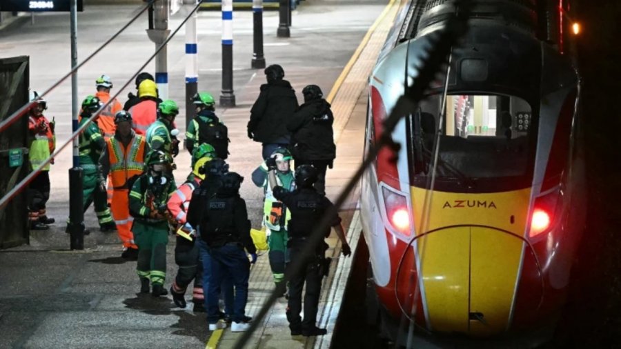 Sulmi me thikë në tren në Britani/ 2 nga 11 të lënduarit janë në luftë me jetën