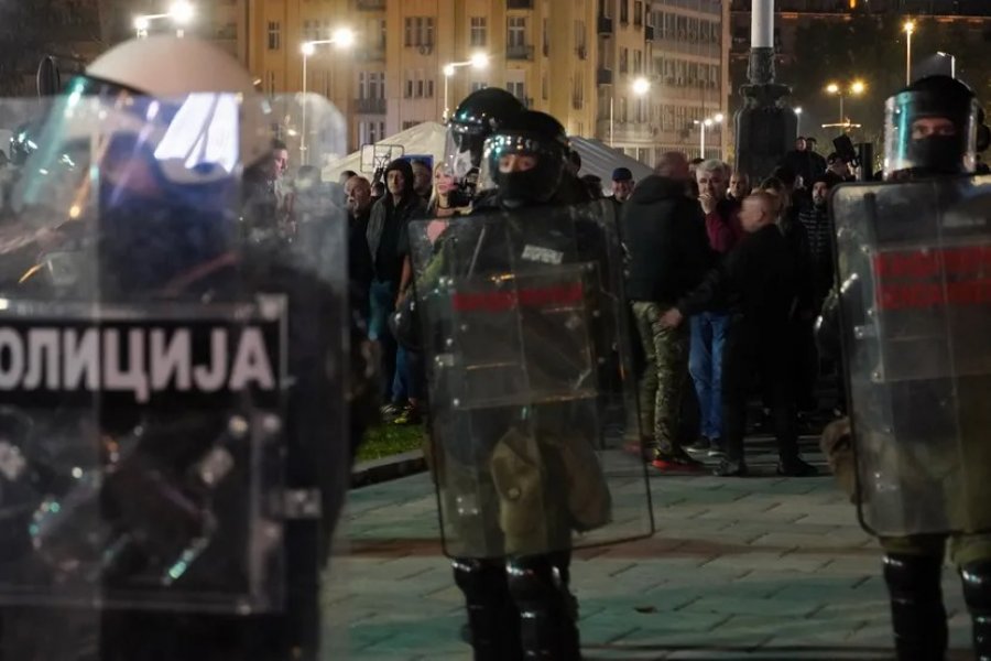 Shpërthejnë protestat në Serbi/ Nëna e një prej viktimave nisi grevë urie, protestuesit përplasen me policinë
