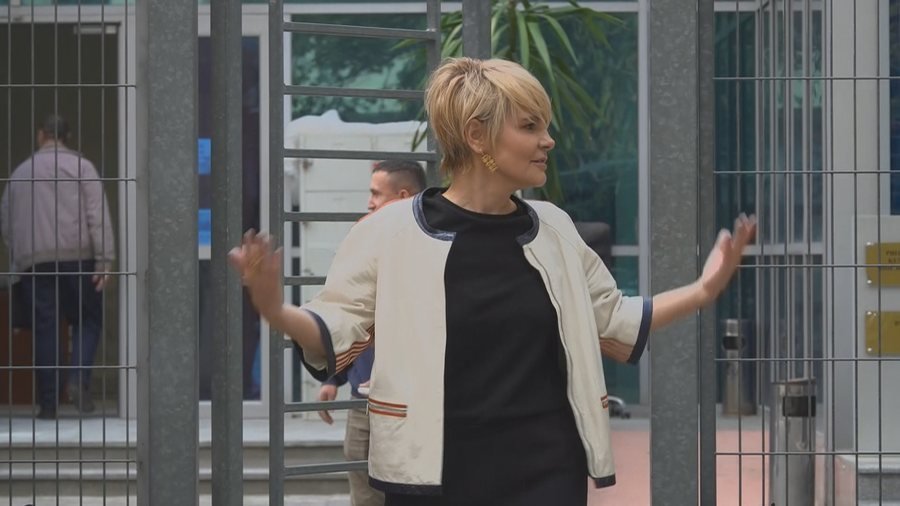 Monika Kryemadhi para SPAK, surprizon me look-un e ri...