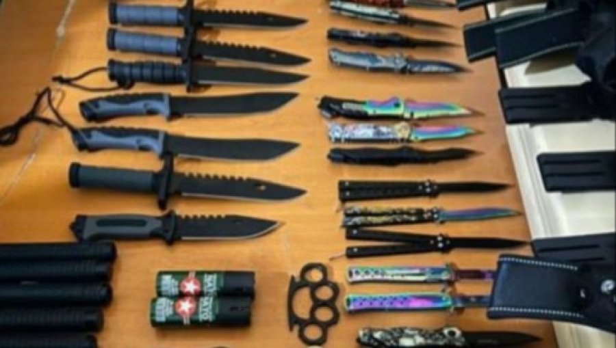 Prodhonte dhe shiste armë të ftohta, Policia heton 17-vjeçarin në Shkodër