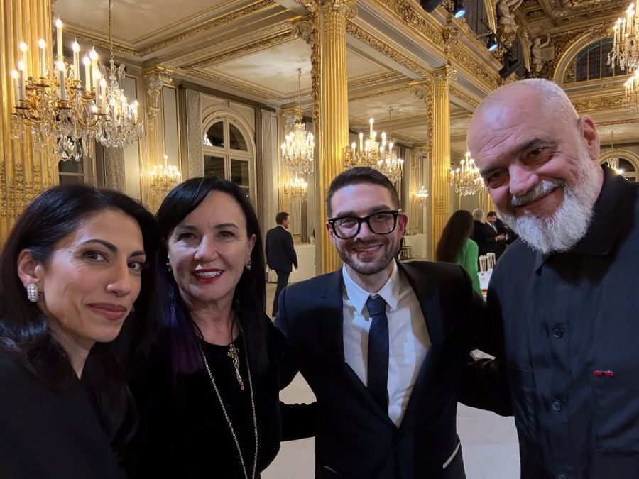 Rama u përpoq të shmangte publikimin, Aleks Soros shpërndan në Facebook FOTO-t me kukullën e tij të Tiranës