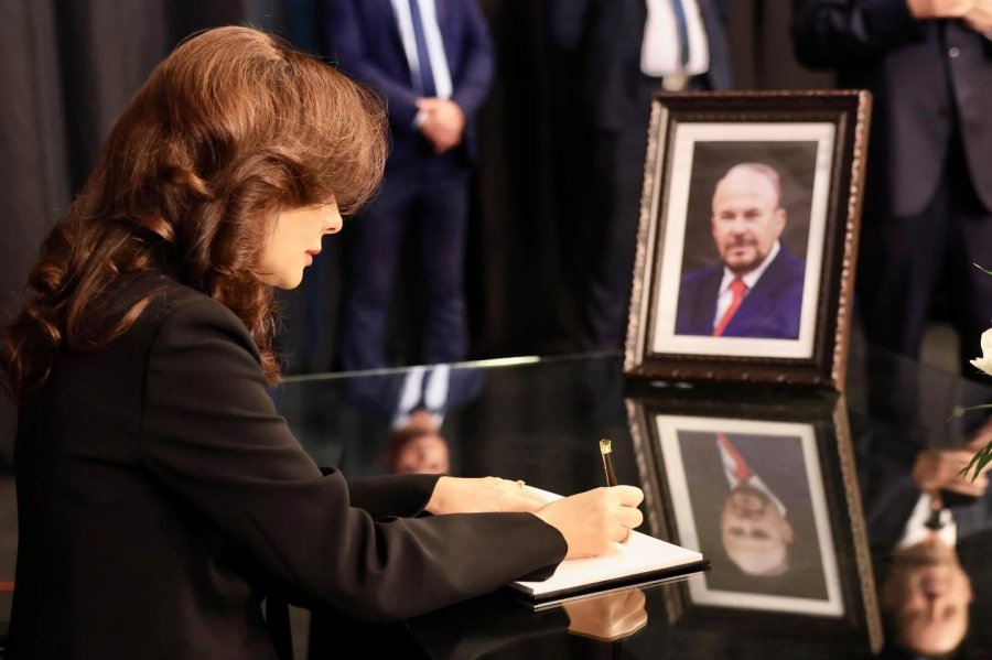 Për kë e la mesazhin në librin e ngushëllimeve Elisa, për ‘Skënderbeun’, apo për Fatosin?